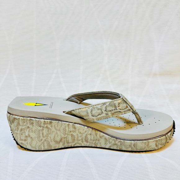 Volatile Platform Wedge Flip Flops Sandals Grey Snake Print Comfort Shoe size 10 - Picture 1 of 7
